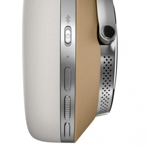Bowers & Wilkins PX8